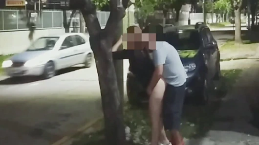 Ateşli çift herkesin içinde röntgencilerle sokakta riskli seks yapıyor