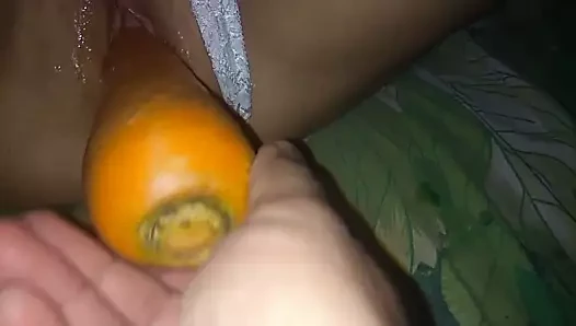 Karımı büyük bir havuçla becerdim.