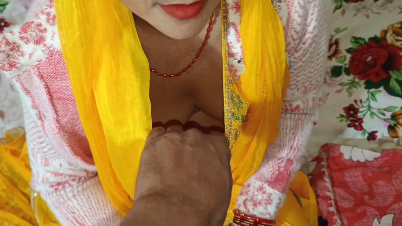 Hintli kız arkadaşın edepsizce konuşmasıyla ilk seksi. Hintçe porno, güzel Hintli kız