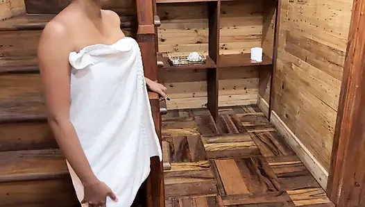 Hintli desi kız güzel sakso çekiyor ve ağzına boşalıyor, büyük yarak