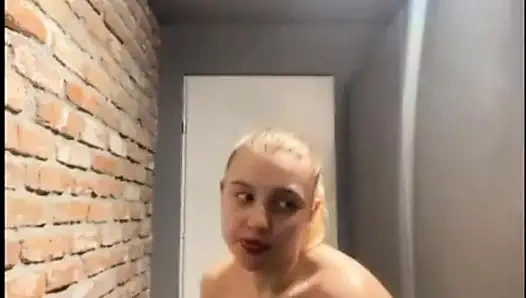 Büyük yarakla amcığını sikiyor yakın çekim