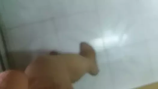 Bej patentli pompalarda yürüyün