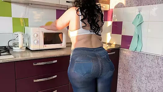 Büyük memeli olgun komşu onu götten sikiyor ve anal sekse boşalıyor