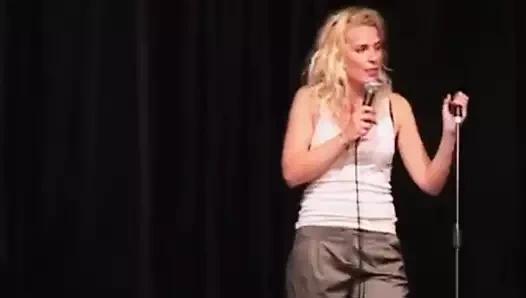 Sara pascoe sahnede seksi görünüyor