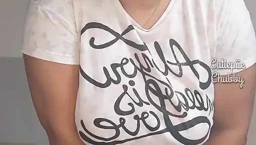 İri güzel kadın dildoya işiyor ve fışkırtıyor