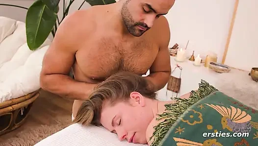 Ersties - Samantha gus tarafından yağlanıyor ve masaj yapıyor (bölüm 1 /2)