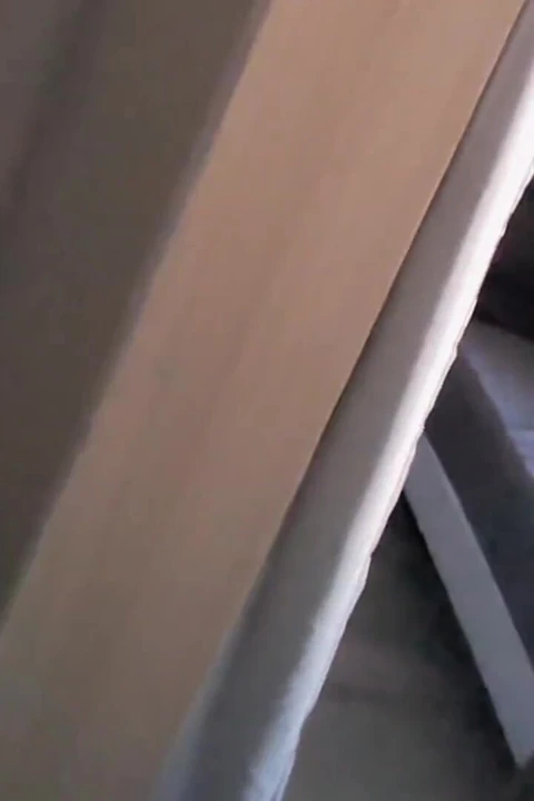 Beni bir dildo ile şaşırttı, onu kalçasına bir parmakla iyice emdim ve ağzıma boşalttım