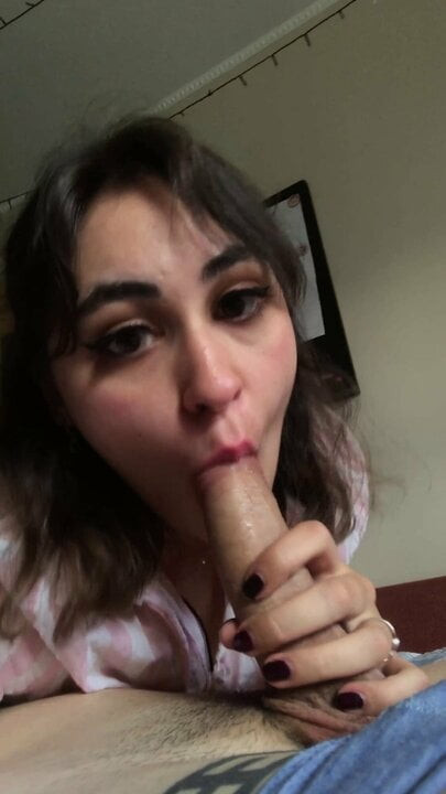 Kız arkadaşlarım kıskansın diye erkek arkadaşımın sikiyle oynuyorum