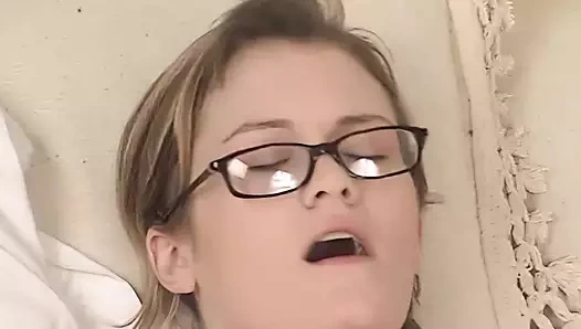 O en güzel değil ama bir profesyonel gibi emiyor! Genç sürtük döl yemeyi seviyor!