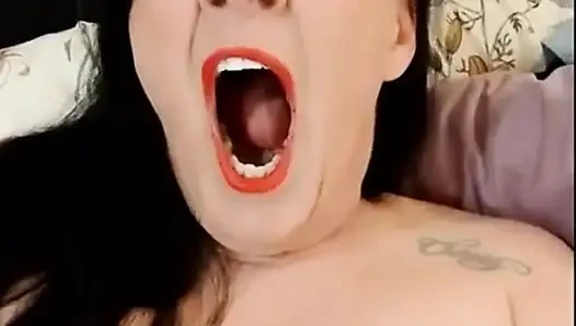 Büyük yakın çekim üstsüz küçük konuşmayı esniyor