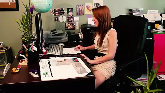 Nina Hartley ve Pepper Kester ofiste ateşli lezbiyen seks yapıyor.