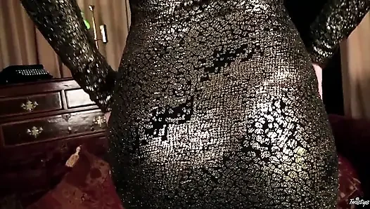 Sarışın brook küçük kapalı alanda mastürbasyon ateşli bir seans için bir elbiseye ve yüksek topuklu ayakkabılara giriyor