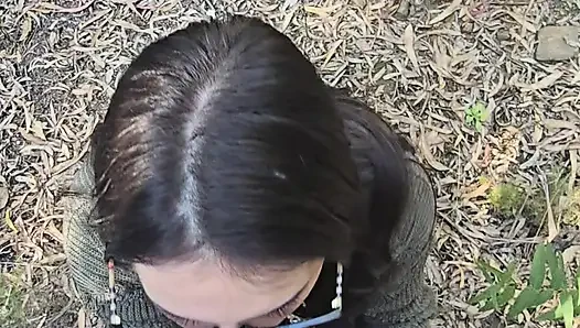 Amatör orta yaşlı seksi kadın herkesin görmesi için yolun yanında ormanda sikişiyor ve emiyor