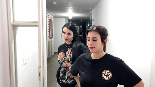 Lezbiyen tomboy üçlü büyük beyaz bir popo yiyor