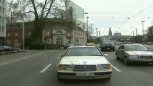 Ateşli genç kız üvey annesi tarafından ateşli üçlü seks için yarıda kesiliyor