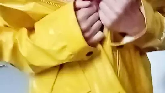 Adamlar yağmur yağıyor.