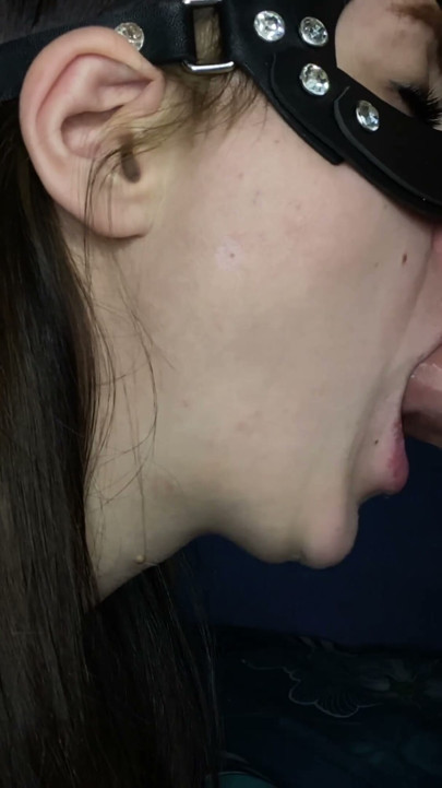Yeşil gözlü komşu tuz için ziyarete geldi ama aslında ağzına sıcak, zonklayan spermimi istediği ortaya çıktı | Bölüm 1