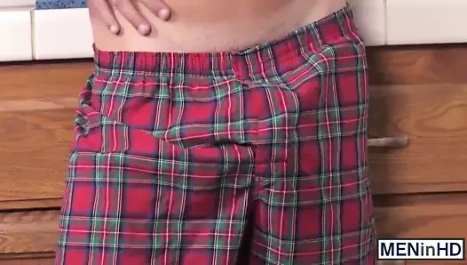 Charlie pattinson, baştan çıkarma hareketlerini irade üzerine çekiyor