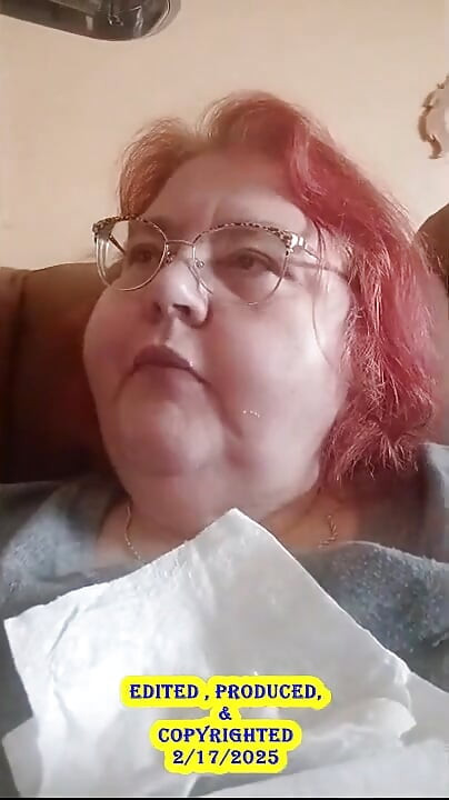 Hemşire Vicki burada öğle yemeği yiyor ve sonra lezzetli dondurmanın tadını çıkarıyor
