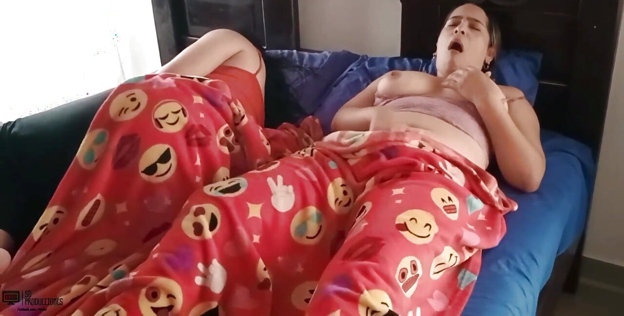 Dinlenen arkadaşımın yanında mastürbasyon yapıyor!