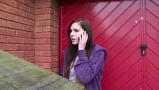 Küçük memeli Amber Nevada üvey erkek kardeşi Luke'a sikişiyor