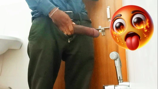 Bugün ofis tuvaletinde yarağıma tükürüyorum, mastürbasyon yapıyorum ve boşalıyorum. ( lltstr52 )