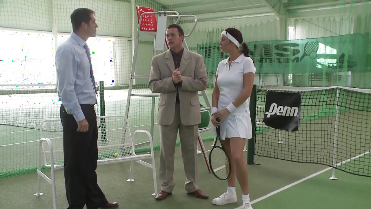 Kızıl saçlı sürtük tenis kortunda çifte sikiliyor
