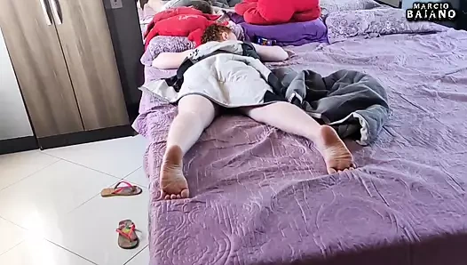 Ateşli sarışın hatun dinlenmek istiyor ama ben sadece di sex bilmek istiyorum