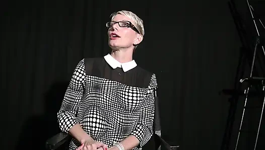 Heteroseksüel adam takma yaraklı sarışın genç erkek avcısı tarafından sikiliyor 5804 2