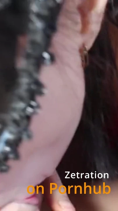 Bu maskeli esmer orta yaşlı seksi kadın ağzına ne kadar derine alıyor!