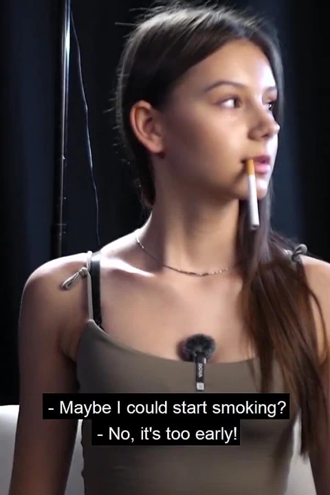 Yumuşak duman ve doğrudan göz teması ile stüdyoda sakin solo sigara içme seansı