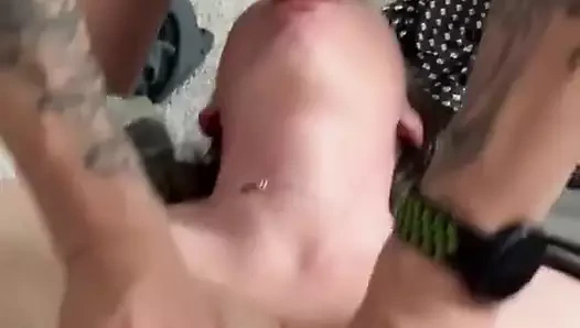 Johnholmesjunior michaela mckenzie sıkı amcığını çiğ sikerken büyük göğüslerini sikiyor