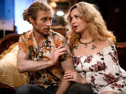 Adam olgun milf siouxsie q'nin hayatını kurtarıyor ve o onu takip ediyor