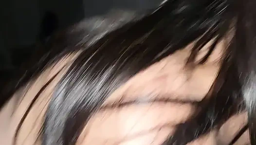 Süper samimi çift prezervatif takıyor ve seks yapıyor