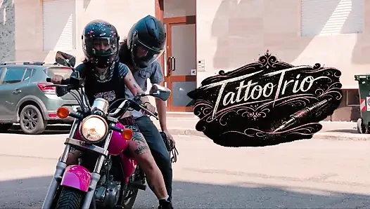 Tattootrio, çift cuckold dövme sanatçısı tarafından siktirilmek istiyor