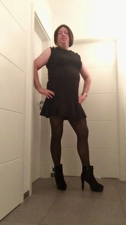Nicki-Crossdress - siyah elbise ve külotlu çorap