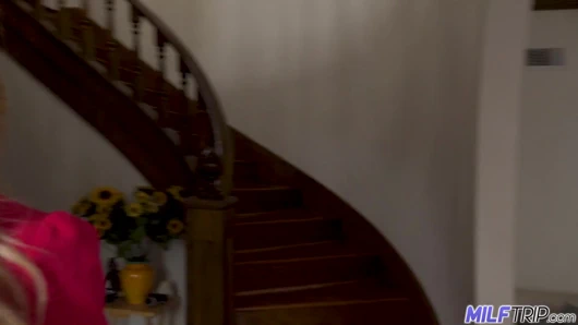 Orta yaşlı seksi kadın Brandi Love röportajdan sonra dölleniyor