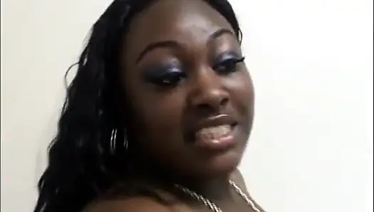 Büyük vücut, büyük göğüsler, büyük göt, büyük amcıkta lezbiyen dildo