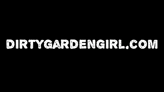 Açık götlü dirtygardengirl kendi kendine anal yumruk sokuyor ve yatakta sarkıyor