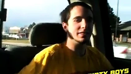 iki gay adamlar bir çekici kamyon okşayarak onların büyük yarak