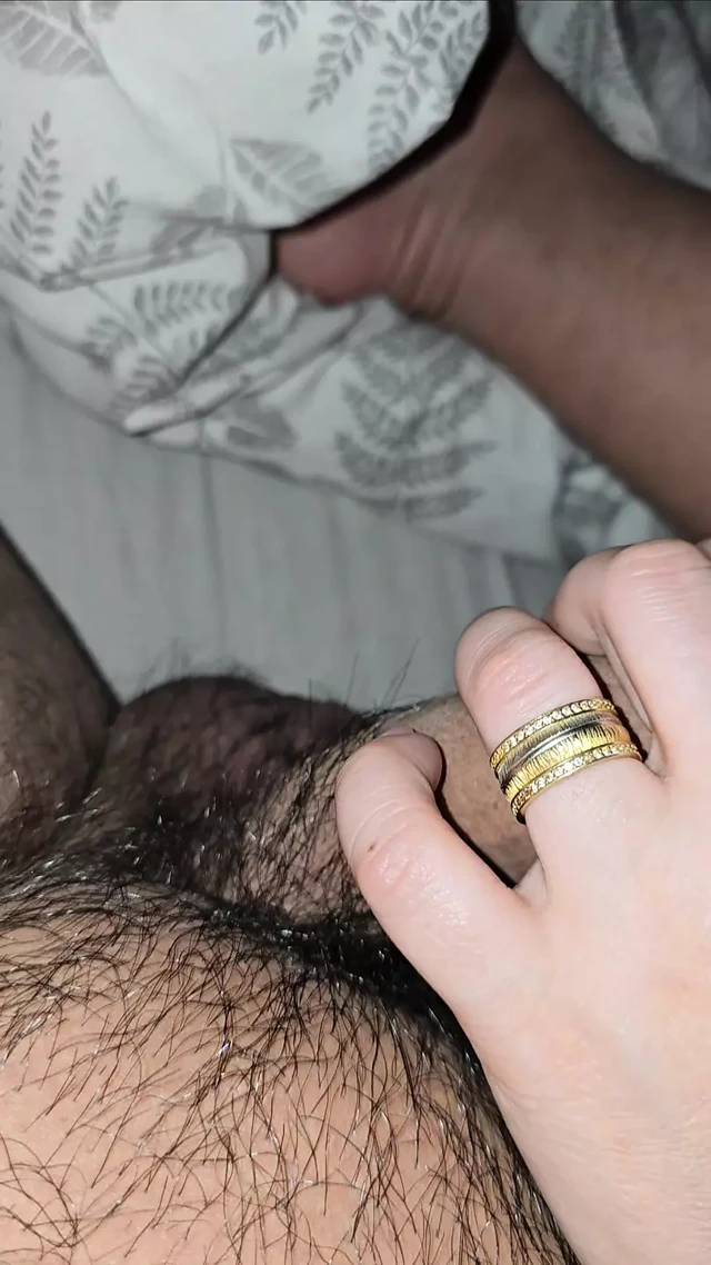 Üvey anne üvey oğluna ereksiyon olmadan kıllı yarakla mastürbasyon yapıyor