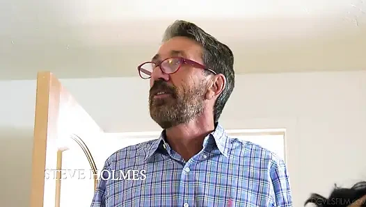 Seksi bebek Vanessa Sky tatlı götünü üvey babasına siktiriyor