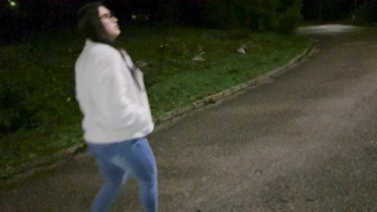 üvey kardeş verir bir oral seks süre alırken bir yürüyüş içinde bu ormanda açık havada