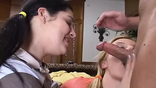 Beim Fummeln erwischt! Cousin bekommt Steifen und fickt uns