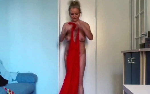 Orta yaşlı seksi kadın farklı seksi kıyafetler deniyor