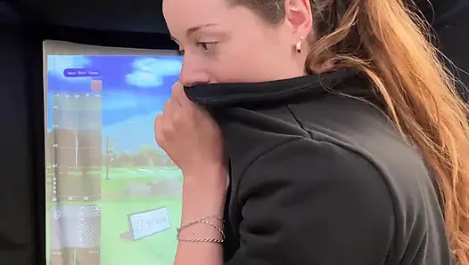 Benim lush ile bir simülatörde golf yapmaya çalışıyorum! Ben sallanırken boşalmamaya çalışıyorum!