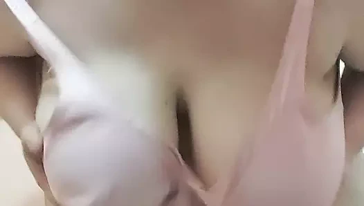 göğüslerimi gösteriyorum