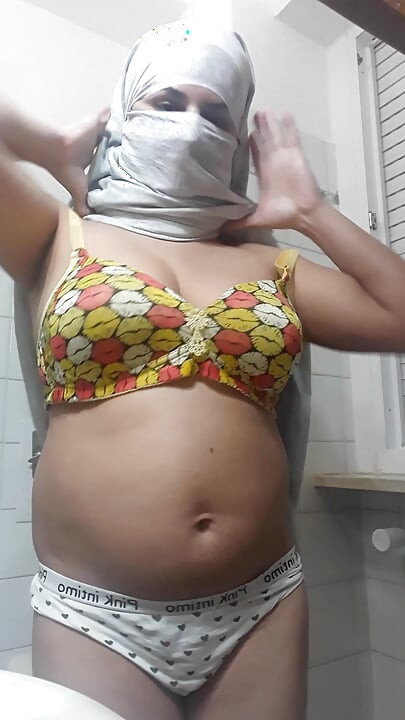 Pakistani Shy hottie girl with huge breaste excites her wet pussy