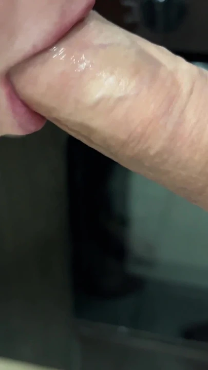 Ağzına bolca boşalma iğnesi geldi