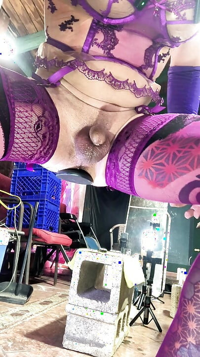 Violet iç çamaşırlı seksi transeksüel götüne şişe sokuyor